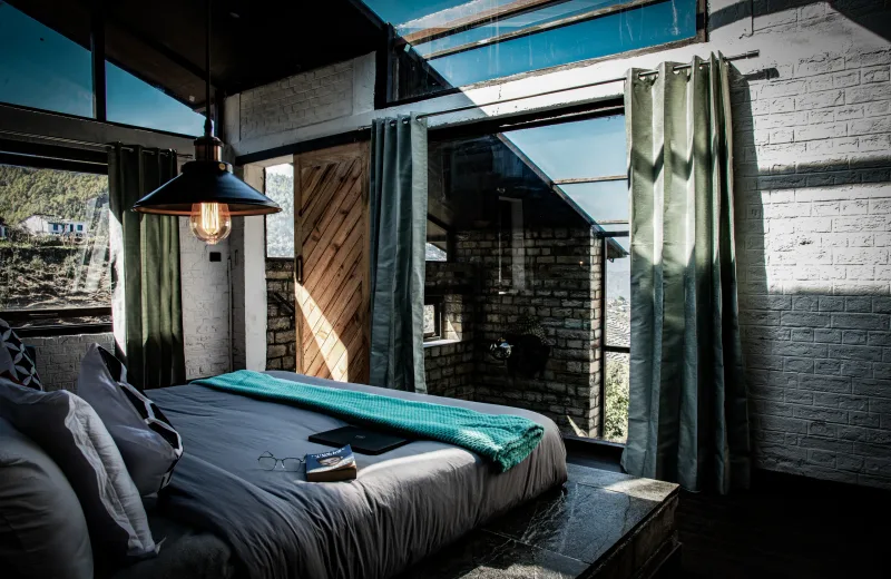 HUSHSTAY X HOUSE ON THE SLOPE — photo 1 of 10