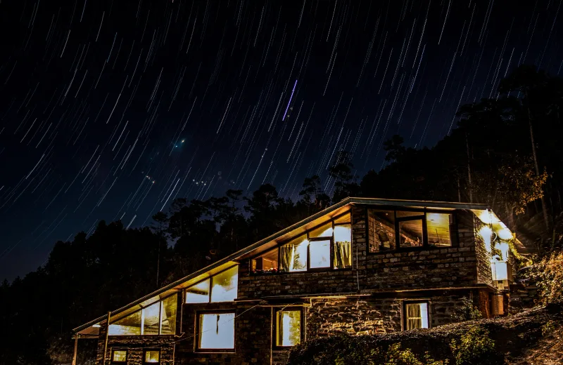 HUSHSTAY X HOUSE ON THE SLOPE — photo 4 of 54