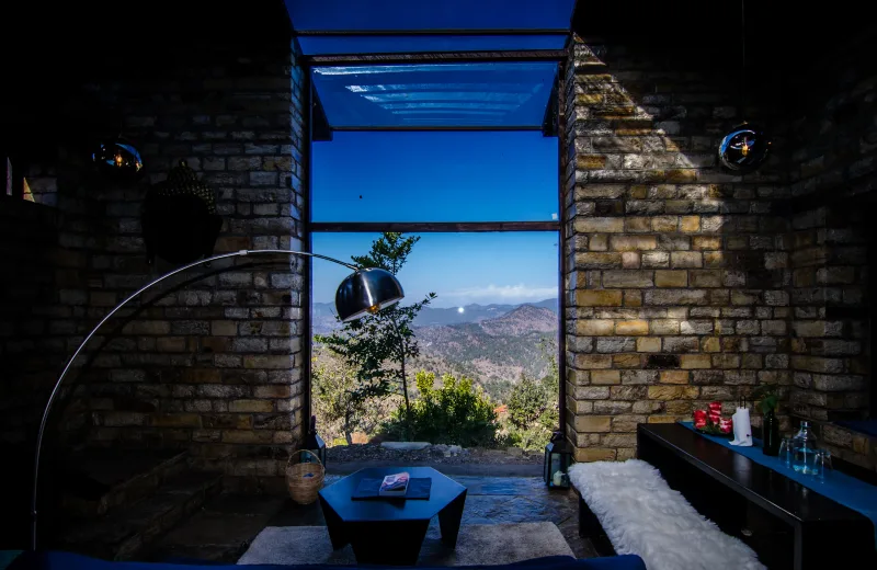 HUSHSTAY X HOUSE ON THE SLOPE — photo 8 of 54