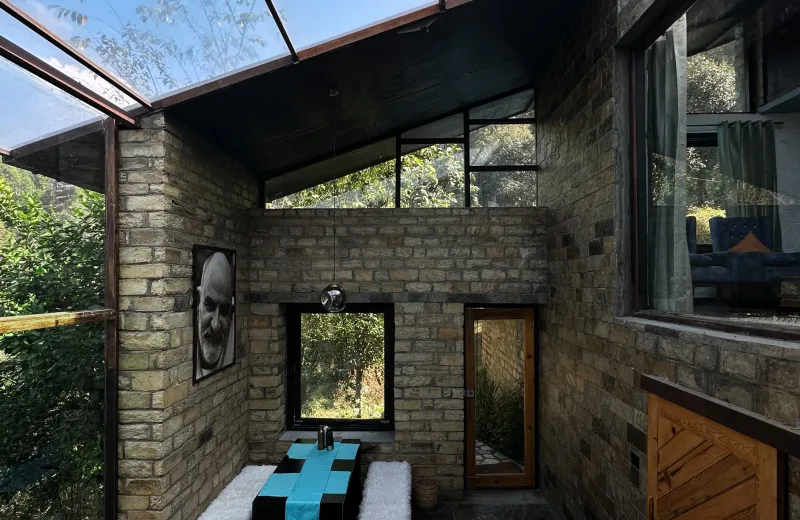 HUSHSTAY X HOUSE ON THE SLOPE — photo 7 of 54