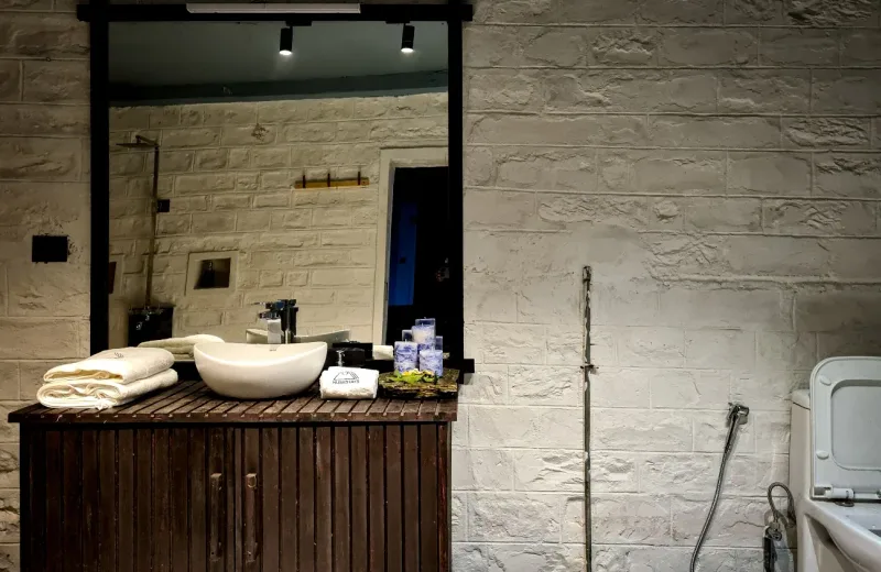 HUSHSTAY X HOUSE ON THE SLOPE — photo 8 of 10