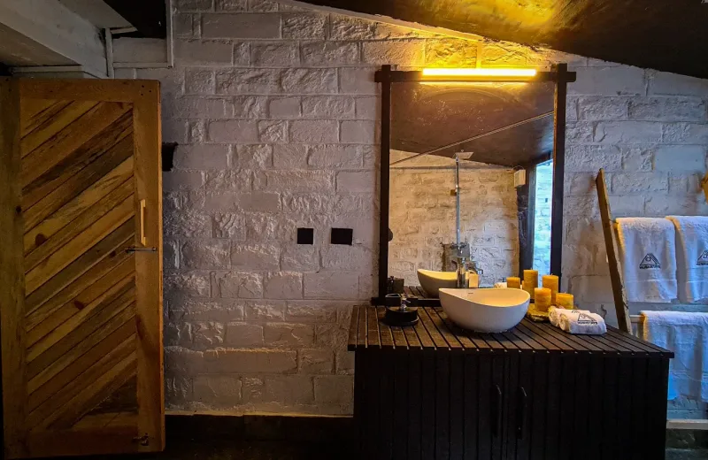 HUSHSTAY X HOUSE ON THE SLOPE — photo 10 of 10