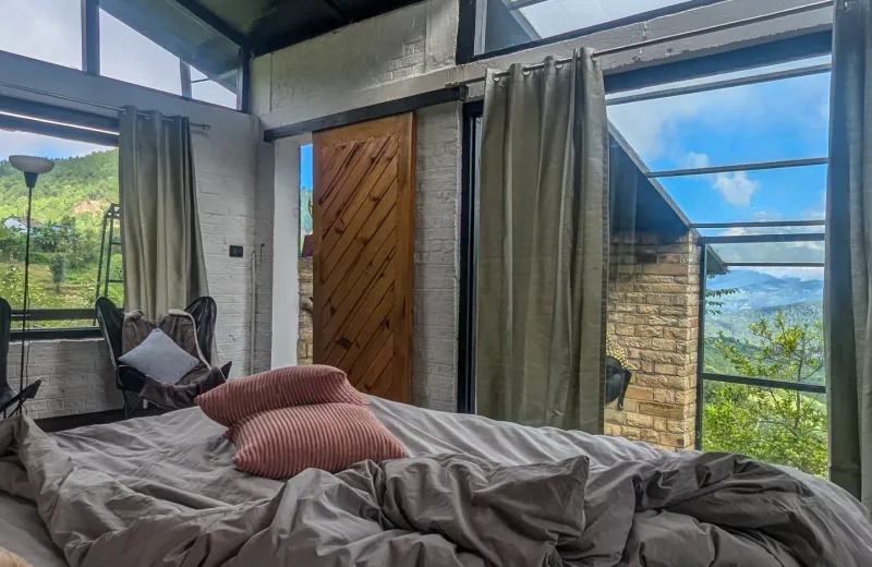 HUSHSTAY X HOUSE ON THE SLOPE — photo 6 of 10