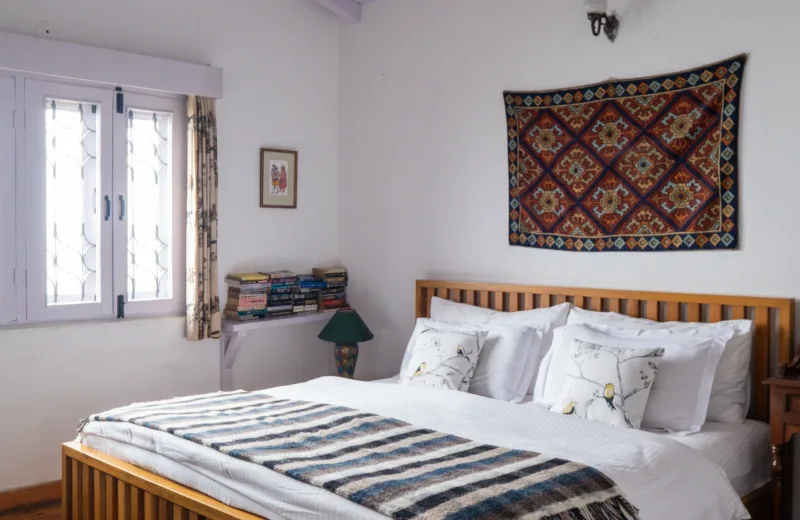 HUSHSTAY X THE WHITE PEAKS — photo 5 of 7