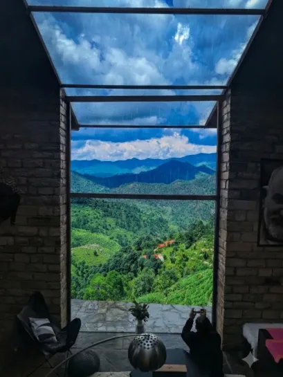 HOMES WITH OVERSIZED WINDOWS
