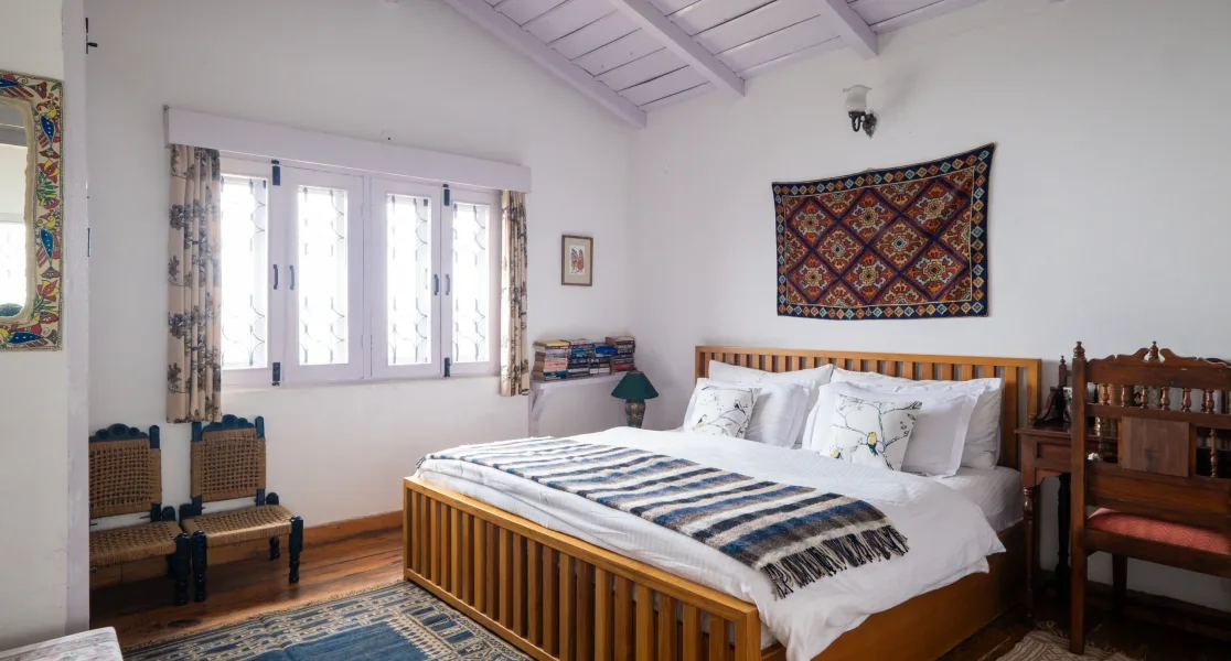 HUSHSTAY X THE WHITE PEAKS — photo 3 of 7