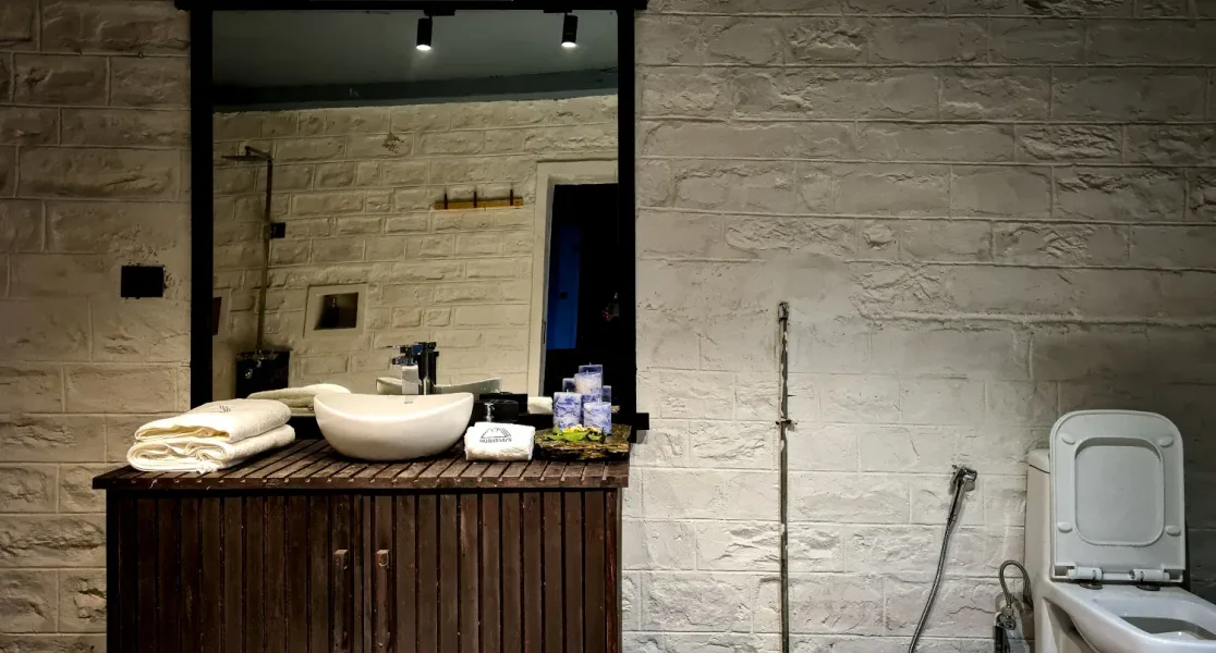 HUSHSTAY X HOUSE ON THE SLOPE — photo 8 of 10