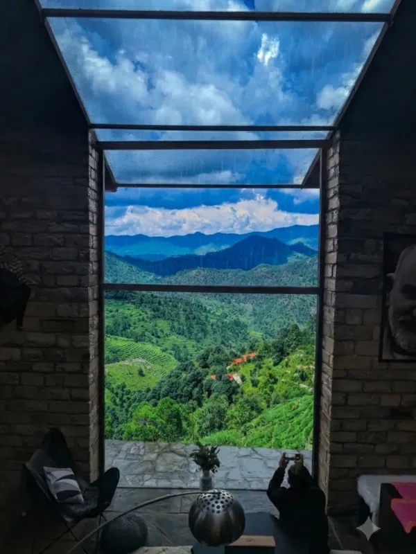 HOMES WITH OVERSIZED WINDOWS