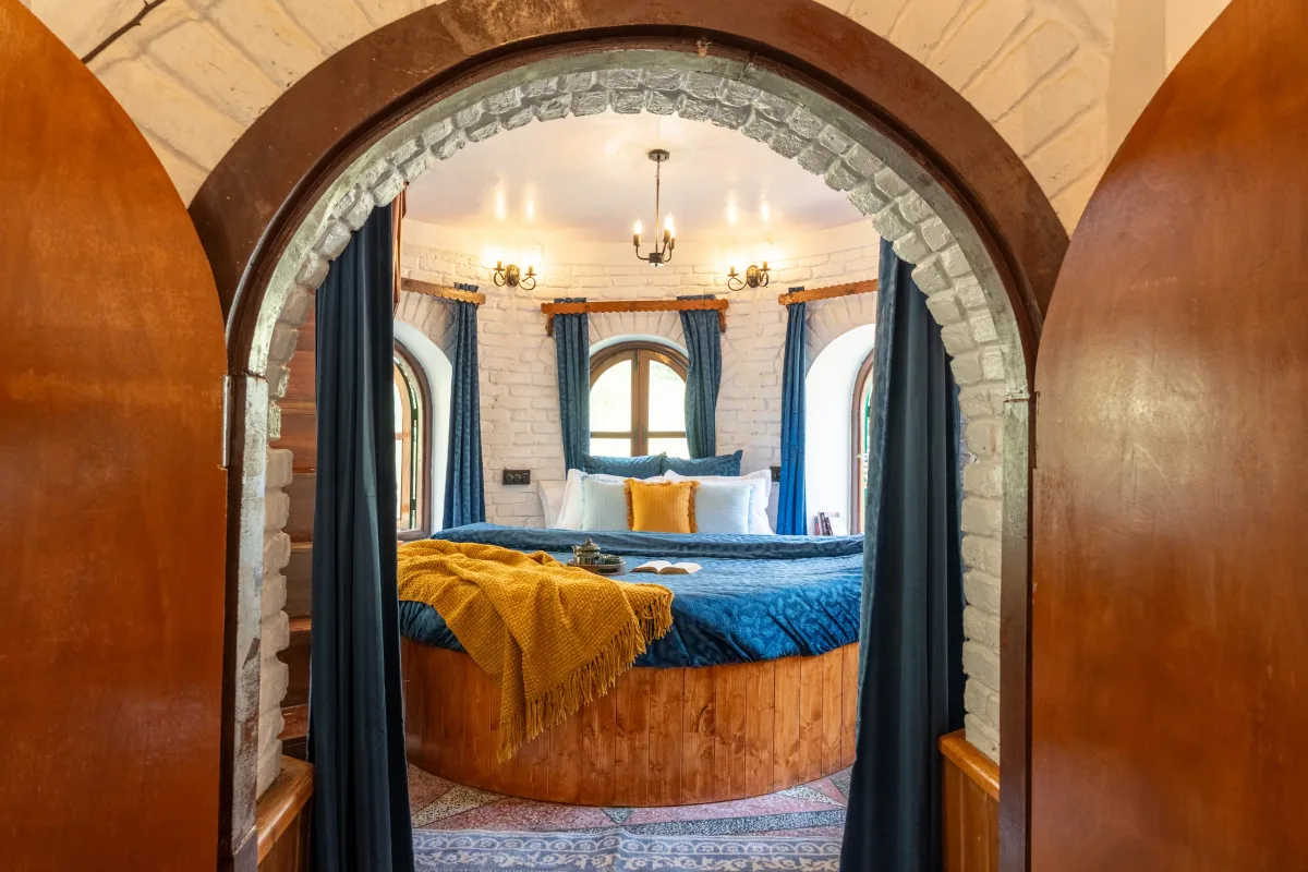 HUSHSTAY X GLENBROOK CASTLE — photo 1 of 12