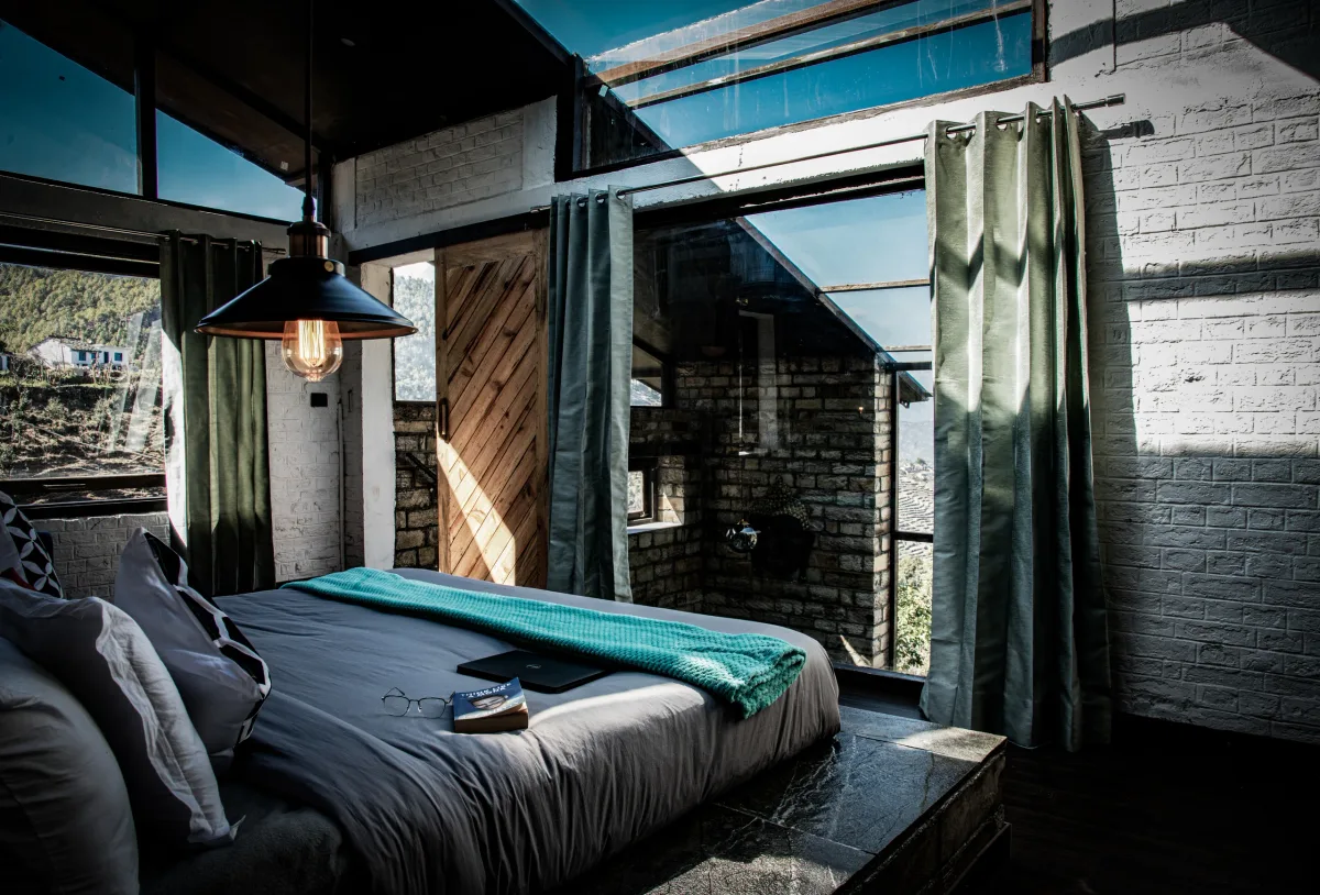 HUSHSTAY X HOUSE ON THE SLOPE — photo 1 of 10