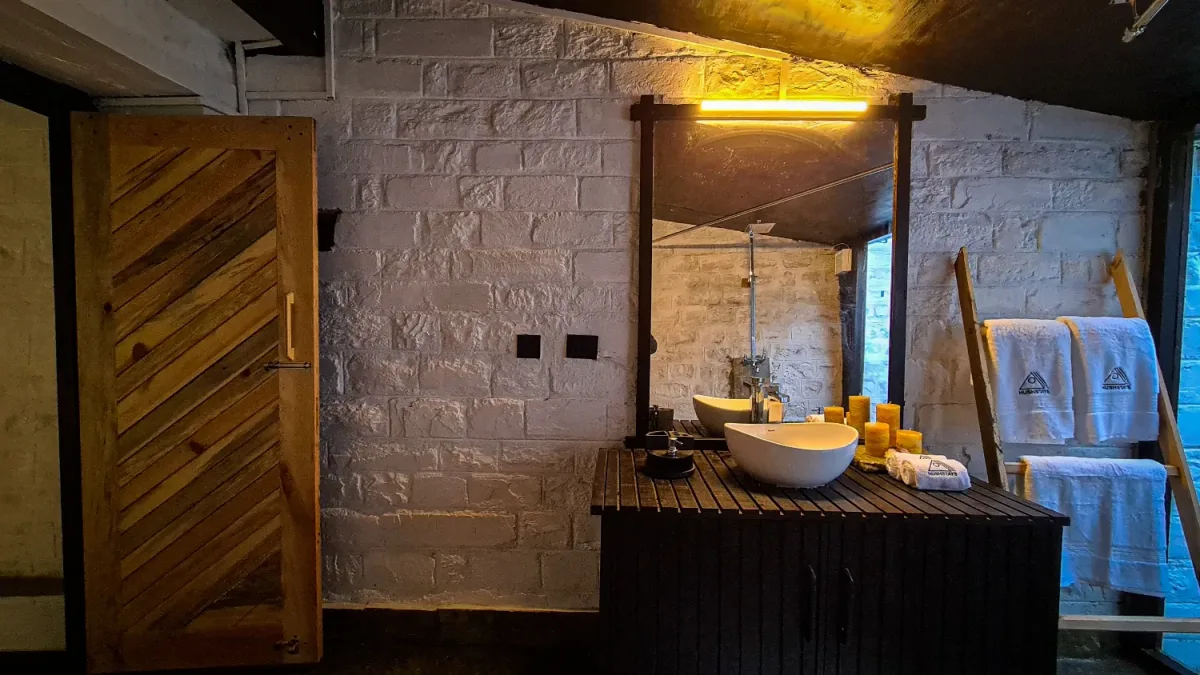 HUSHSTAY X HOUSE ON THE SLOPE — photo 10 of 10
